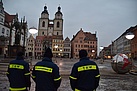 Prüfender Blick der THW-Fachgruppe Beleuchtung vor dem royalen Besuch in der Lutherstadt Wittenberg. In der Erdkugel (rechts auf dem Bild) zählt ein Countdownzähler die Zeit bis zur Eröffnung der Weltausstellung Reformation, die in Wittenberg im Sommer stattfinden wird.