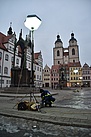 Die Fachgruppe Beleuchtung setzt den Wittenberger Marktplatz nicht nur für das niederländische Königspaar in Szene. Ein Helfer baut die Powermoons auf.